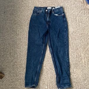 NEVER WORN ZARA MOM FIT DARK WASH JEANS - SIZE 6